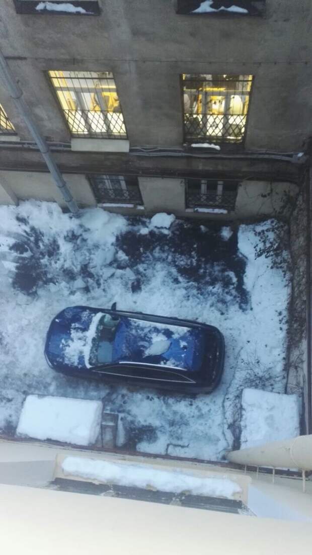 Автомобили, пострадавшие от падения сосулек в Санкт-Петербурге Автомобили, пострадавшие от падения сосулек в Санкт-Петербурге зима, санкт-петербург, сосулька