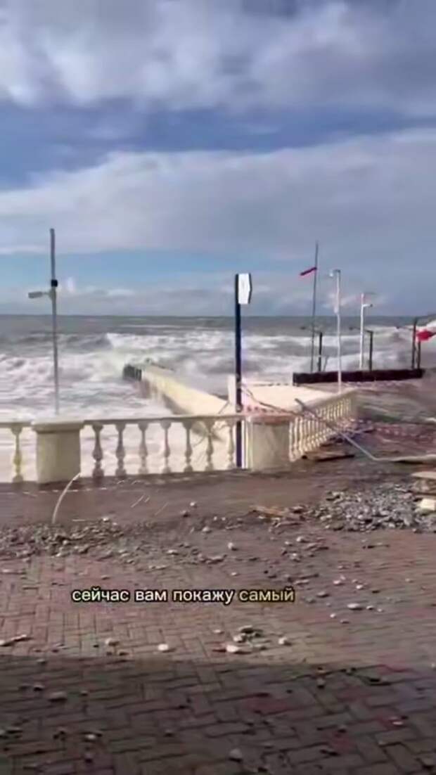 Стихия без пощады! Штормовые волны рвут бетон набережной в Лоо: страшные разрушения