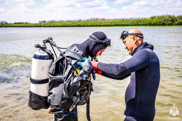 В Астраханской области водолазы МЧС России провели тренировочные спуски