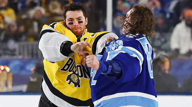 Василевский подрался, Кучеров спас: российские хоккеисты стали главными героями матча НХЛ на футбольном стадионе в Тампе