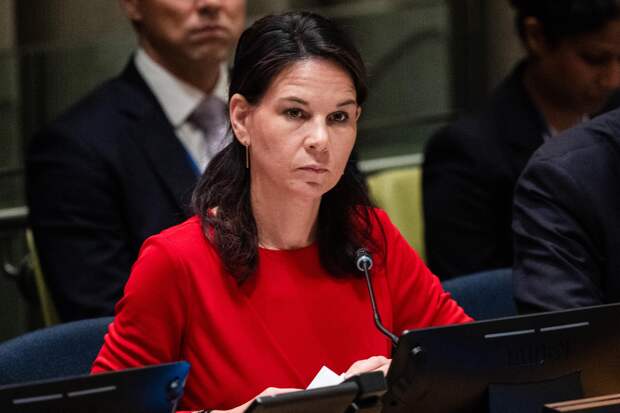 Бербок раскритиковала Трампа за «выстрел в собственное колено»