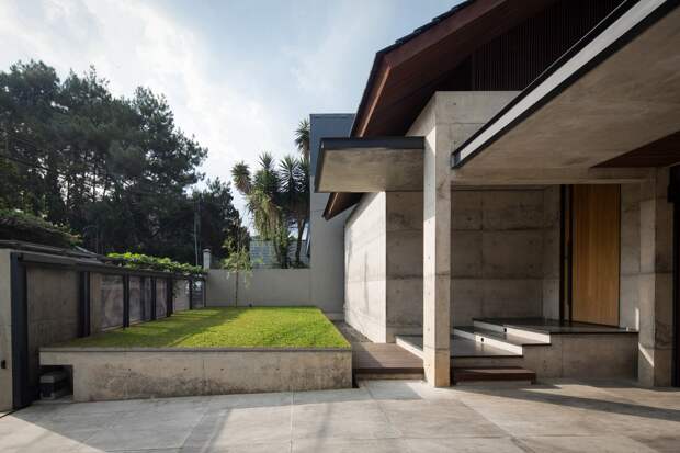 Дом света с террасой в Индонезии