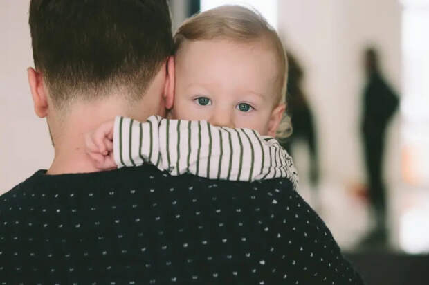 В Британии суд не смог определить отца ребёнка из‑за связи матери с двумя близнецами