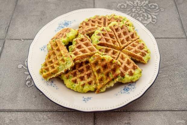 Овощные оладьи всегда встречали в моей семье довольно прохладно, дети частенько отказывались есть. Но когда я попробовала приготовить вафли из капусты – блюдо вызвало настоящий фурор.-9