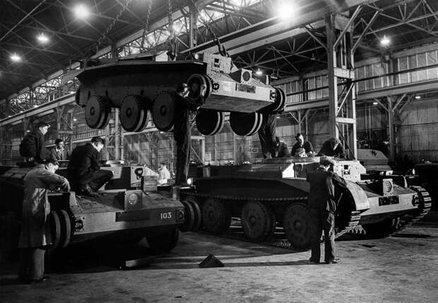 Рабочие собирают танки «Cruiser» на британском заводе. 1942 г.