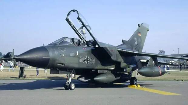 Panavia Tornado, он же MRA-75, он же Panavia 200. Плод совместной работы концернов British Aircraft Corporation (Великобритания), Messerschmitt-Bölkow-Blohm (Германия), и Aeritalia (Италия).-2