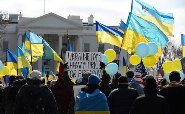 На фото: люди с украинскими флагами перед зданием Белого дома в Вашингтоне, США, 6 марта 2014 года