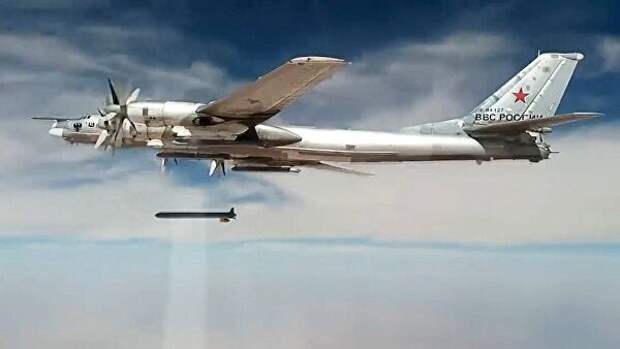Стратегический бомбардировщик-ракетоносец Ту-95МС наносит удары крылатыми ракетами Х-101 по объектам террористов в Сирии