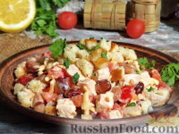 Фото к рецепту: Салат с курицей, фасолью и сухариками