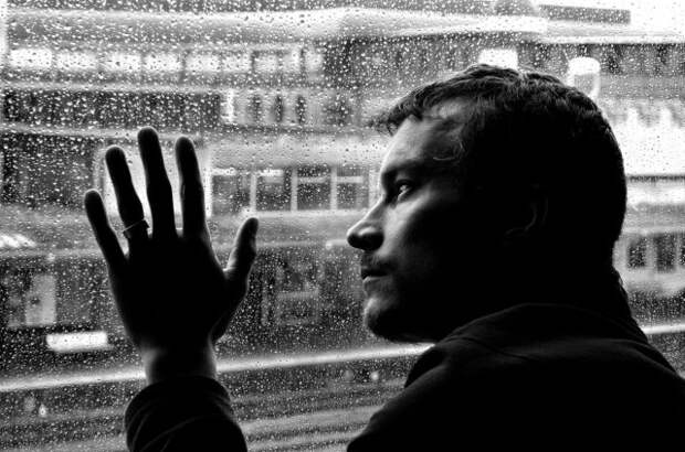 черно-белое фото мужчины, смотрящего в окно