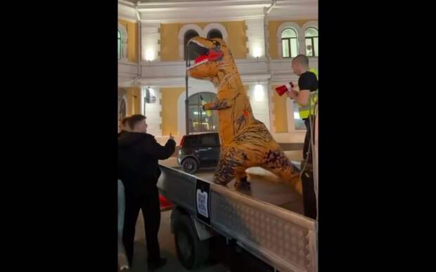 Водителя из Владивостока наказали за перевозку «динозавра» по городу