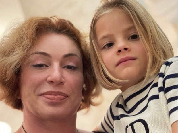 Мама Шишковой уколола Симону: «Не пристаю к Алисе с просьбой о селфи. Ее без меня достали с фото»