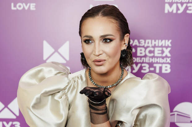 Анна Калашникова опровергла слухи о романе Бузовой с ее экс-женихом Семеновым