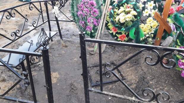 Жительница Барнаула пожаловалась на раскуроченную могилу на кладбище