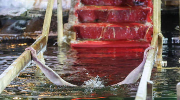 Украинцы против властей: граждане массово окунаются в прорубь — жителям не пришелся по нраву перенос