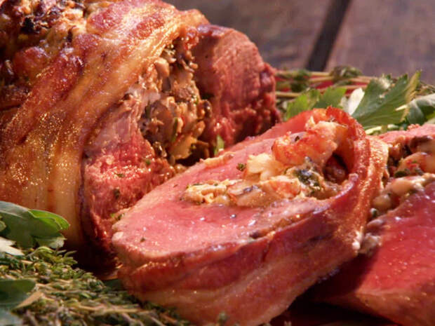 Вкуснейший рулет из говядины с сыром и орехами. \ Фото: croatian-islands.com.