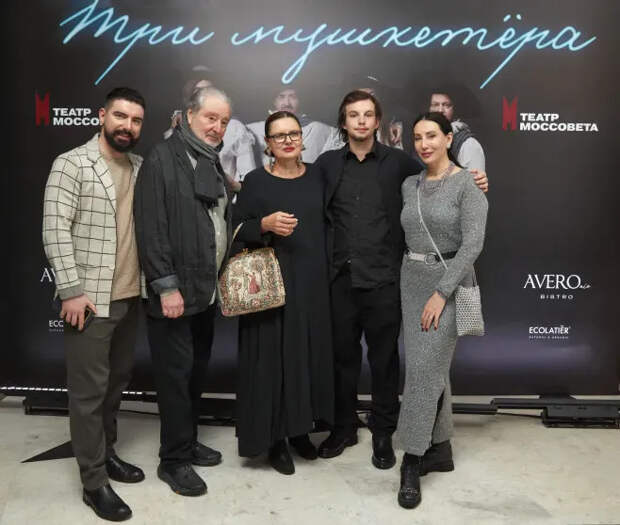 Вениамин Смехов с женой, дочерью Аликой Смеховой и внуками