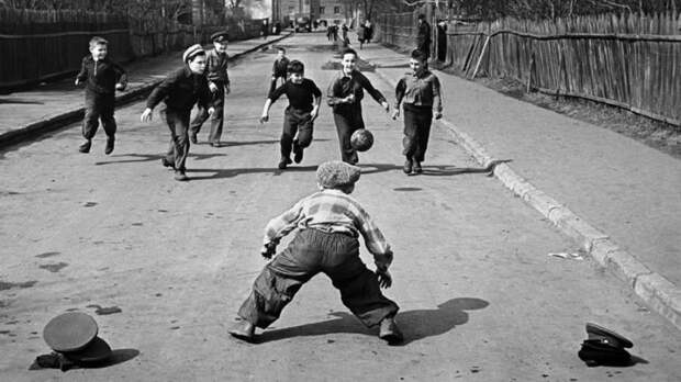 Игры советских детей. Что такое штандр, вышибалы, белочки-собачки, семь стеклышек?