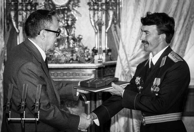 Лётчик-ас Николай Майданов (справа) получает Героя СССР от председателя Президиума Верховного Совета СССР Андрей Громыко. 1988 год© Владимир Мусаэльян/ТАСС Лётчик-ас Николай Майданов (справа) получает Героя СССР от председателя Президиума Верховного Совета СССР Андрей Громыко. 1988 год© Владимир Мусаэльян/ТАСС