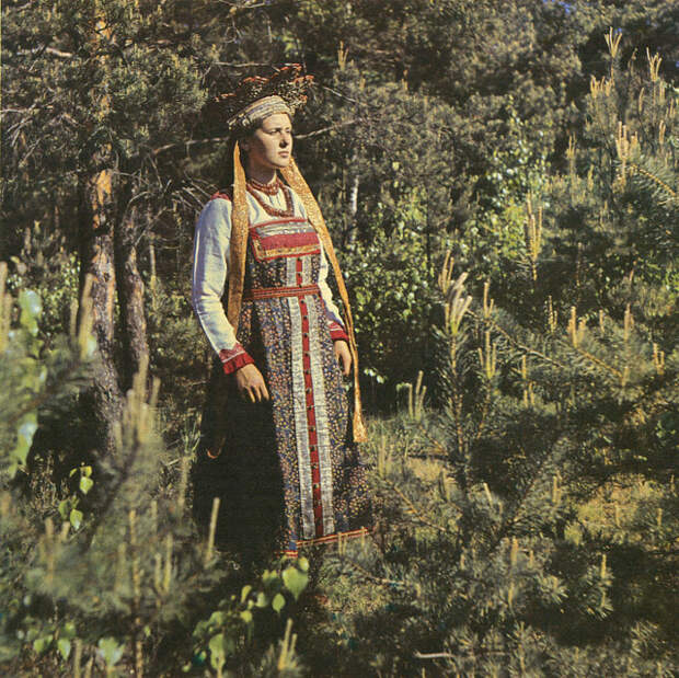 Свадебный костюм невесты. Шенкурский уезд, Архангельская губерния, 1979 год. 