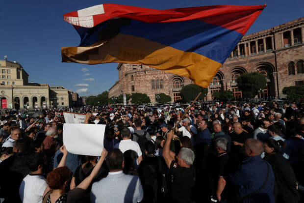 В Армении военнослужащие-контрактники присоединились к участникам акции протеста