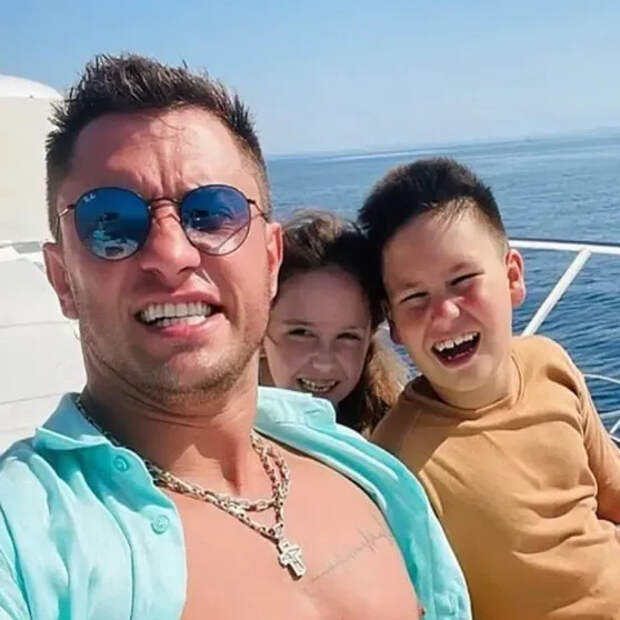 Павел Прилучный с детьми от Агаты Муцениеце