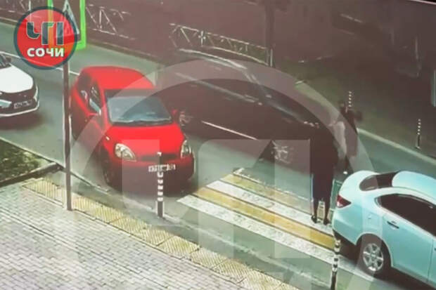 ДТП с девушкой на пешеходном переходе в Сочи попало на видео
