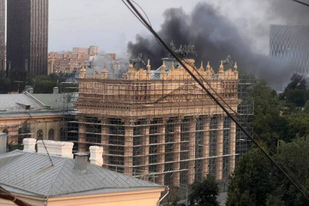 МЧС: пожарные ликвидировали открытое горение в ангаре в Москве
