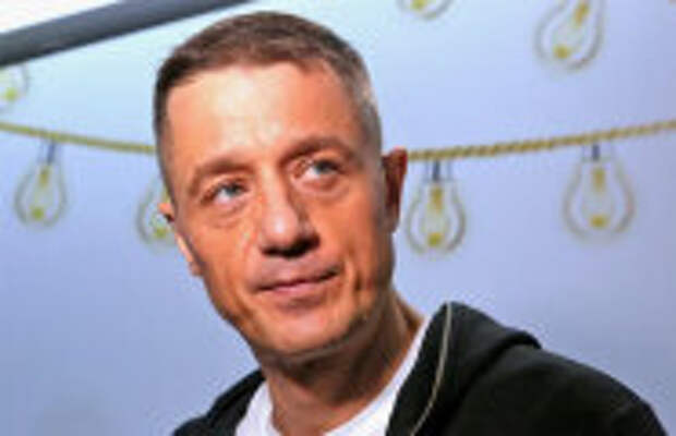 Шоу-бизнес: Ушёл от дочки Миронова к красотке, которая младше на 24 года: Как выглядит молодая жена и дочь актера Алексея Макарова