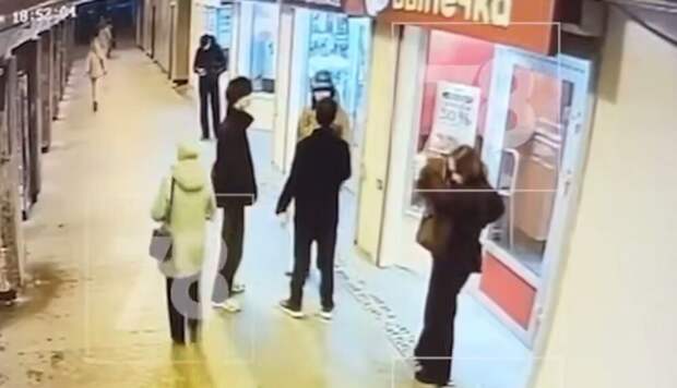 Парень избил незнакомца в подземке за то, что тот потрогал его девушку