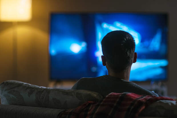 Россиян призвали не спать под телевизор из-за риска опасных болезней