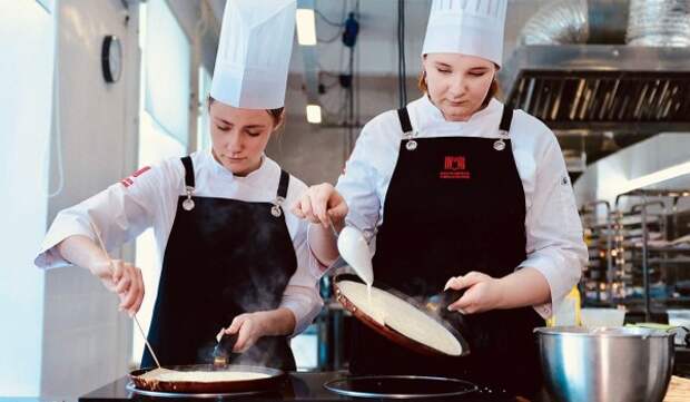 Студенты московских колледжей научат москвичей готовить блины на Масленицу