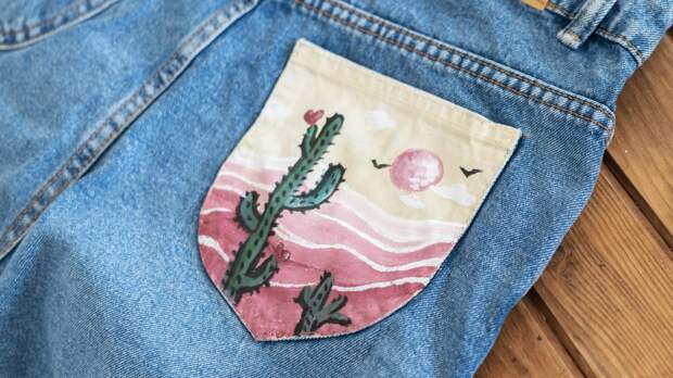 Джинсы с вышивкой: какие будут актуальны весной и как их носить