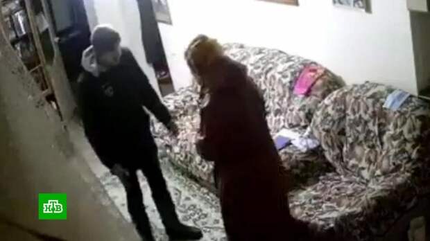 Житель Иркутска спас раздетую и босую пенсионерку и отобрал у нее банковскую карту