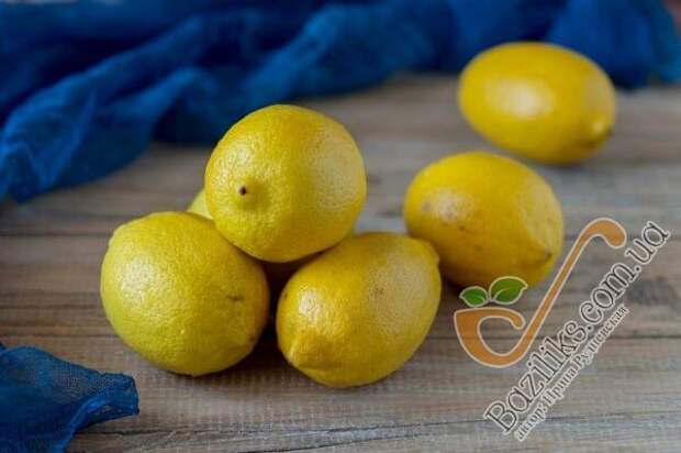 Выбираем красивые лимоны, желательно толстокожие и не обработанные парафином! Для того, чтобы замариновать (или засолить) лимоны с банке на 1 литр, понадобиться 8-10 штук, потому запаситесь лимонами впрок!