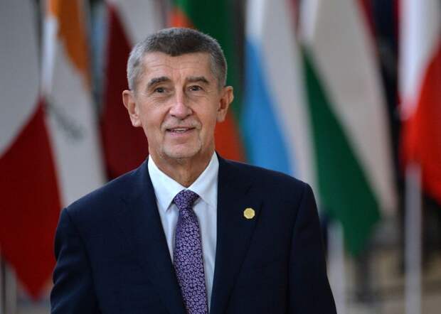 Премьер Чехии купил «большой и красивый глобус», чтобы найти Гренландию