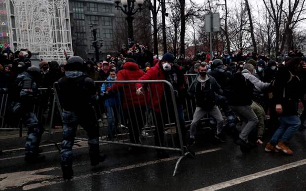 Московский "мирный протест": бесноватые