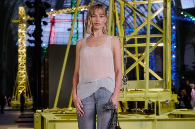 Марго Робби вышла в свет в прозрачной майке и с новым имиджем