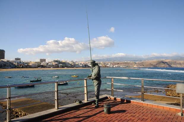 A statue of a fisher on the shore of Las Palmas de Gran Canaria.