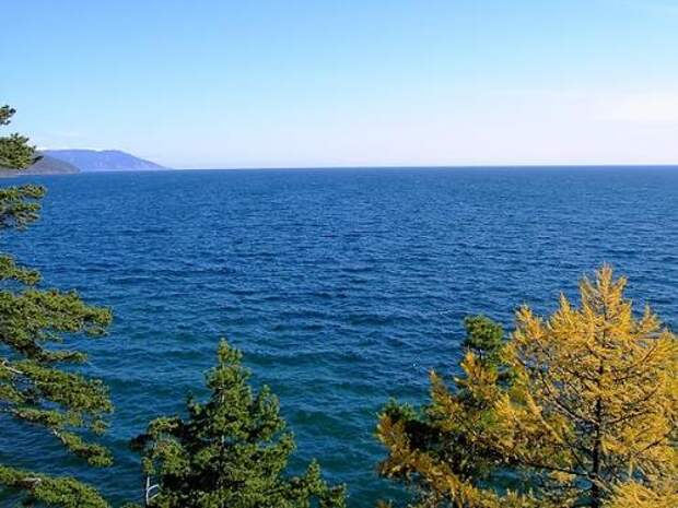 Сибирское озеро Байкал - самое глубокое озеро в мире и самый крупный источник пресной воды на планете.