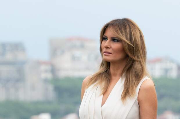 Мелания Трамп назвала попыткой дискредитации сообщения о ее связях с Эпштейном