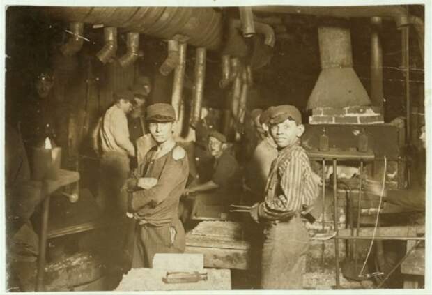 Подростки, работающие на стекольном заводе в августе 1908 года.