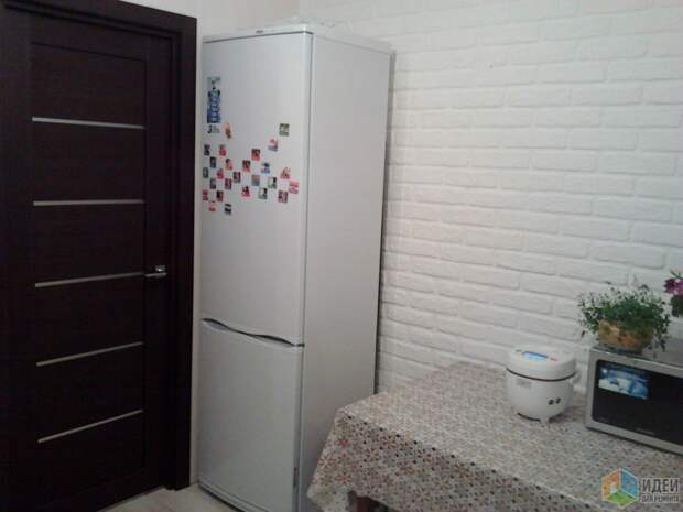 Стол старенький, мебели пока нет.