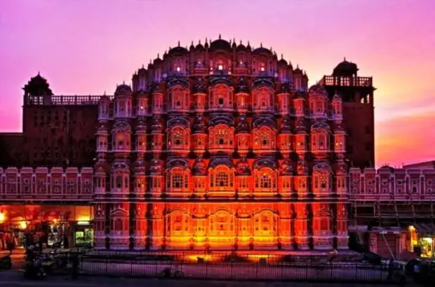 5 величественных дворцов планеты, знаменитых своими архитектурными решениями 5 величественных дворцов планеты, знаменитых своими архитектурными решениями