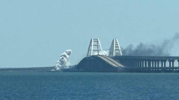 Все в дыму: на Крымском мосту произошло ЧП