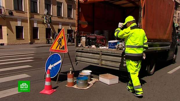 В Петербурге наносят синюю разметку в новой зоне платной парковки