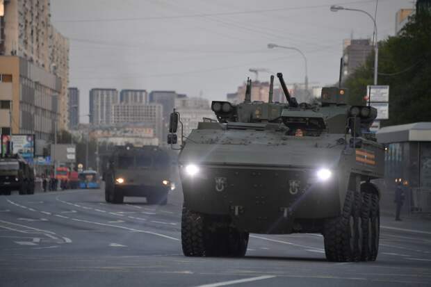 Десятки боевых машин едут к Красной площади: В Москве проходит репетиция парада Победы