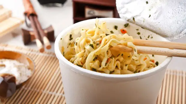 Технолог Быстров рассказал, почему лапшу быстрого приготовления используют для шпаклевки