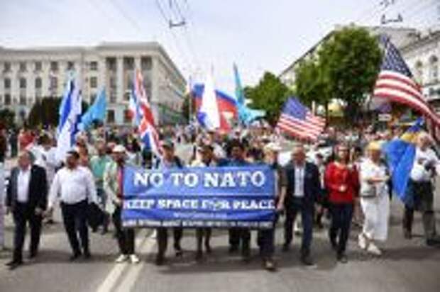 Представители Швеции, США, Великобритании, Израиля и Непала несут транспарант с надписью «Нет НАТО» во время первомайского шествия в Симферополе. 