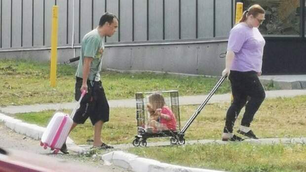 Родители выгуливали ребенка в клетке в Оренбурге